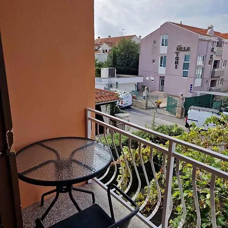 In Sv. Filip I Jakov 53959 Apartment